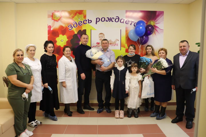 В Алькеевском районе с родильного дома выписали первого ребенка года