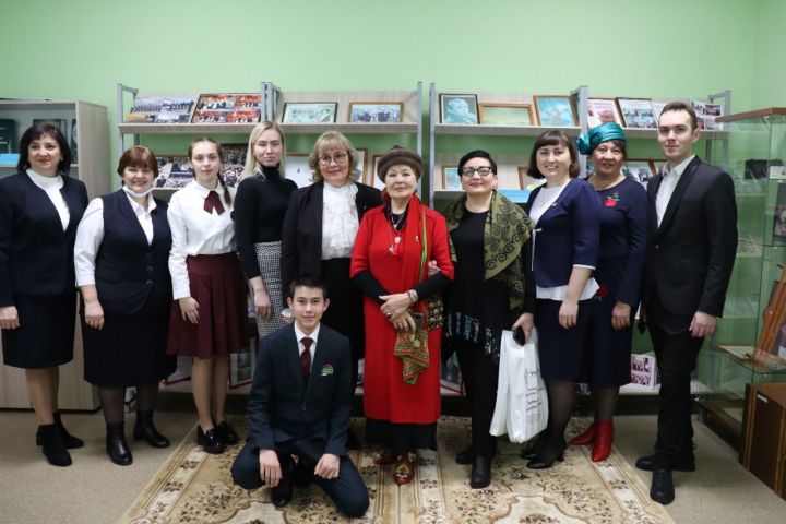 В гимназии имени Наби Даули состоялась встреча с Народной артисткой Татарстана Гульзадой Сафиуллиной