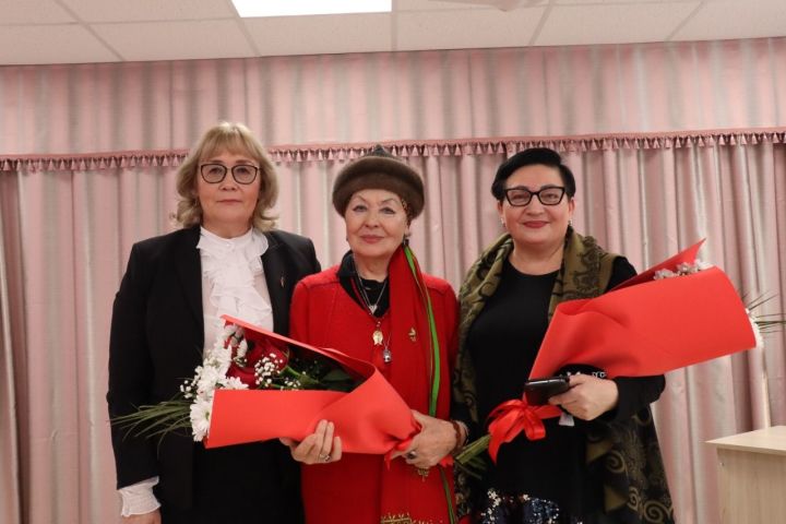 В гимназии имени Наби Даули состоялась встреча с Народной артисткой Татарстана Гульзадой Сафиуллиной