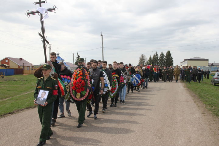 Батырларча һәлак булган рядовой Владимир Толстов белән хушлашу митингы булды