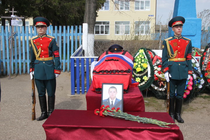 Батырларча һәлак булган рядовой Владимир Толстов белән хушлашу митингы булды