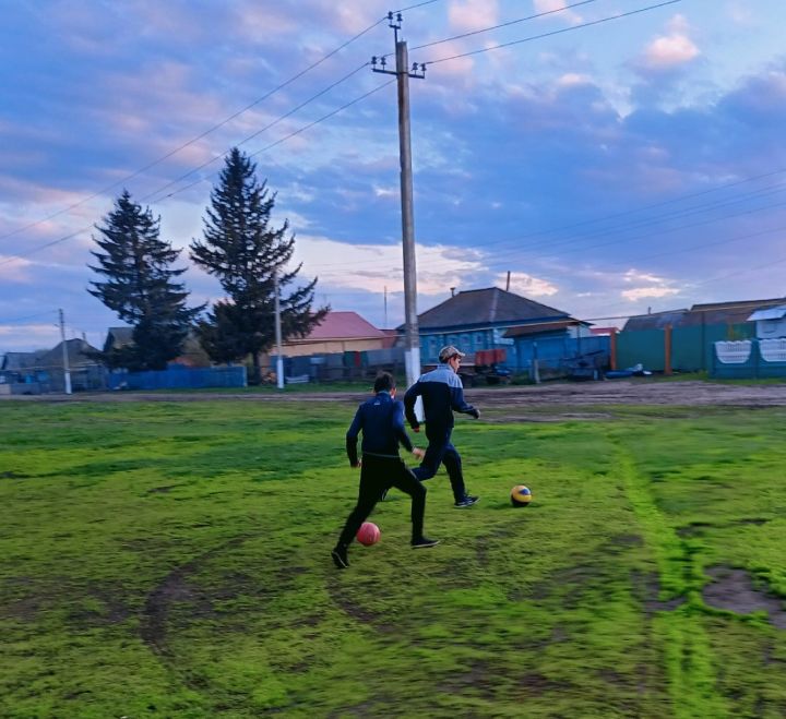 В селе Каракули провели спортивно-игровую программу  "Спорт нам поможет силу умножить"