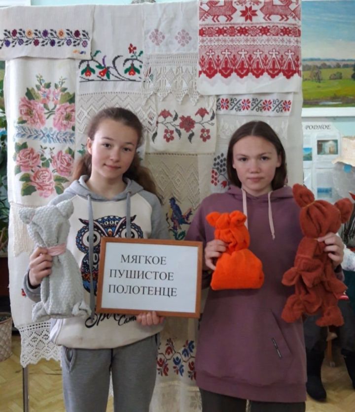 Работники Старо-Тахталинского сельского клуба ознакомили детей с историей полотенец