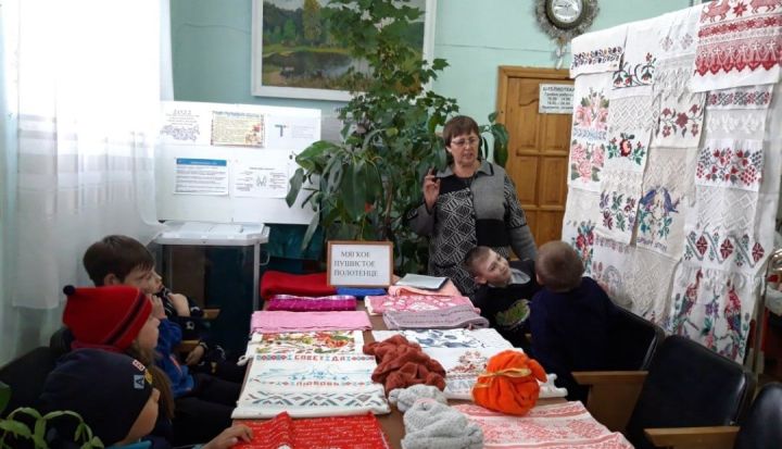 Работники Старо-Тахталинского сельского клуба ознакомили детей с историей полотенец