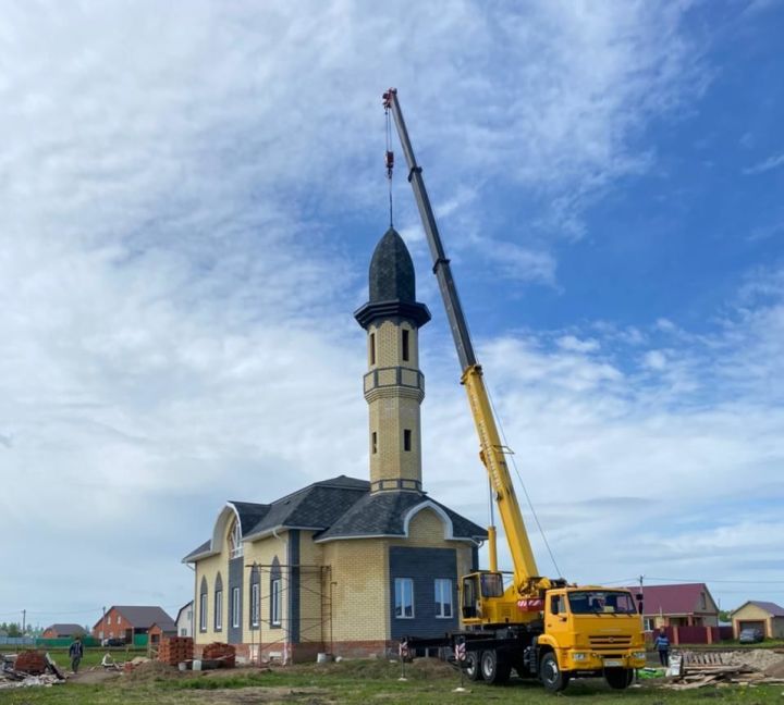 Базарлы Матакта төзелүче “Өмет” мәчете манарасына гөмбәз куелды