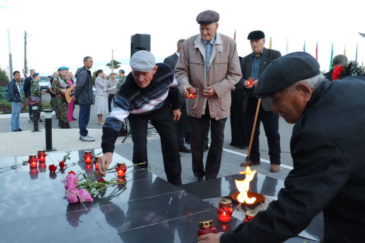 В Базарных Матаках состоялся митинг, посвященный Дню памяти и скорби