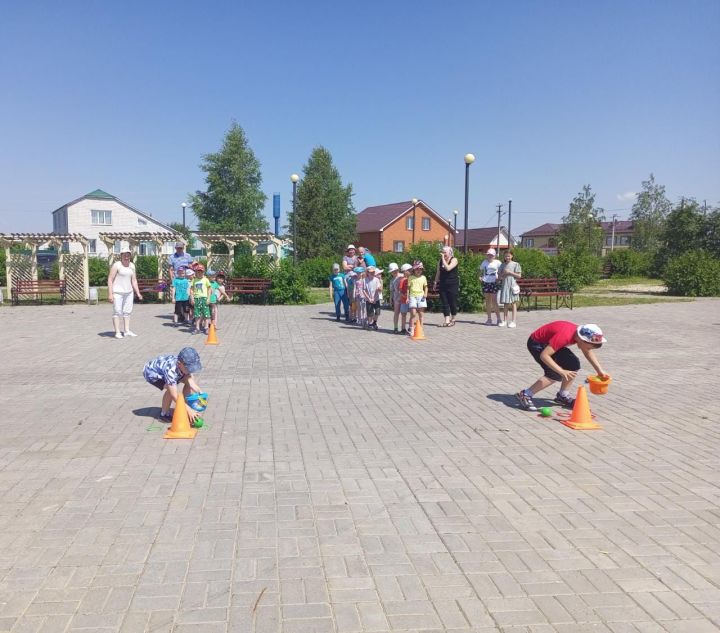 В парке Материнской славы, совместно с родителями  детского сада "Теремок" села Базарные Матаки, провели праздник