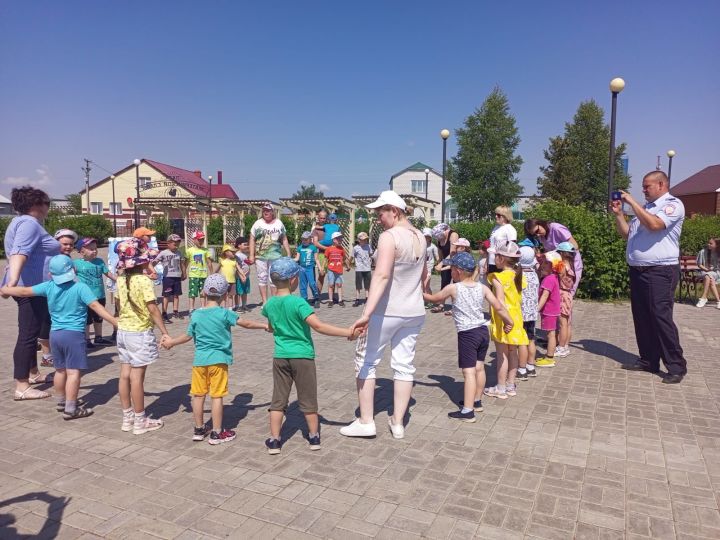 В парке Материнской славы, совместно с родителями  детского сада "Теремок" села Базарные Матаки, провели праздник