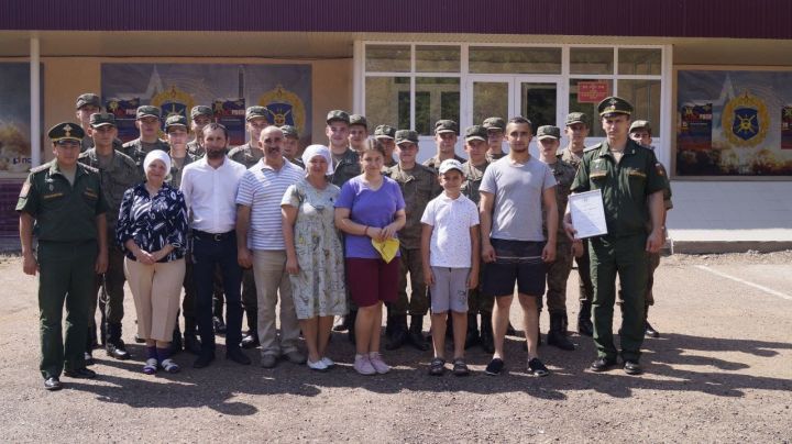 Родители в сопровождении заместителя директора дома культуры Динара Галимова посетили часть под Оренбургом
