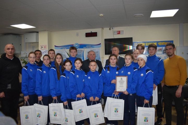 Глава района Александр Никошин наградил воспитанников спортивной школы по водному поло