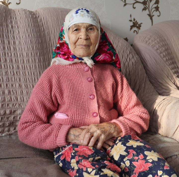 Югары Әлки авылында яшәүче тыл хезмәтчәне Рәбига Фәтхетдинова 97 яшен тутырды