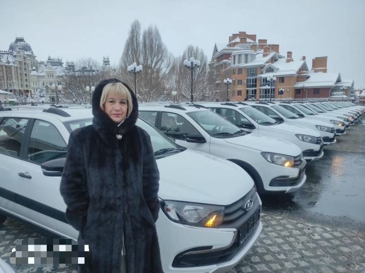 Алькеевскому районному отделу культуры вручен ключ от нового автомобиля