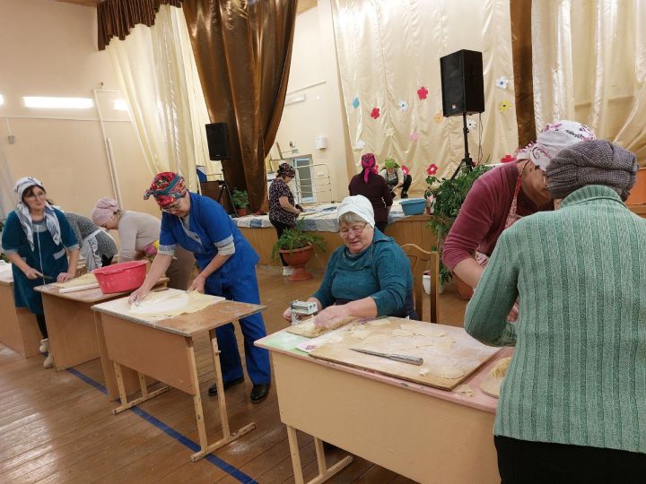 Жительницы села Ахметьево с целью оказания помощи нашим бойцам, готовят домашнюю лапшу