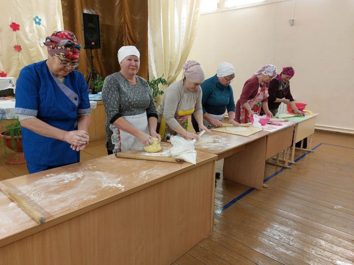 Жительницы села Ахметьево с целью оказания помощи нашим бойцам, готовят домашнюю лапшу