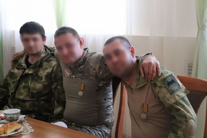 Әлки район башлыгы  Украинада барган махсус хәрби операциядә катнашучы әлкилеләр белән очрашты