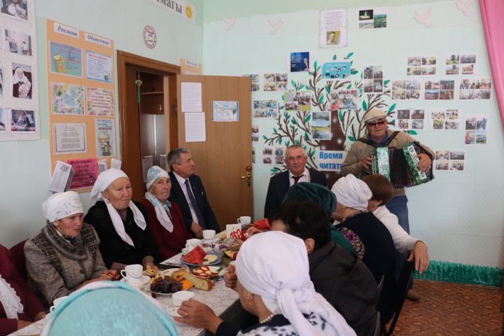 На праздник Дня пожилых людей пригласили всё старшее поколение села Ургагары