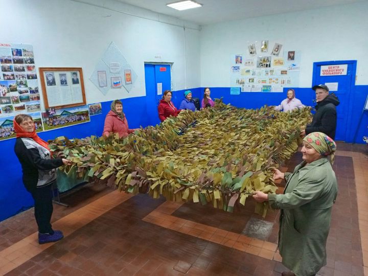 Жители села Верхнее Качеево сплели десятую по счету маскировочную сеть для бойцов  СВО