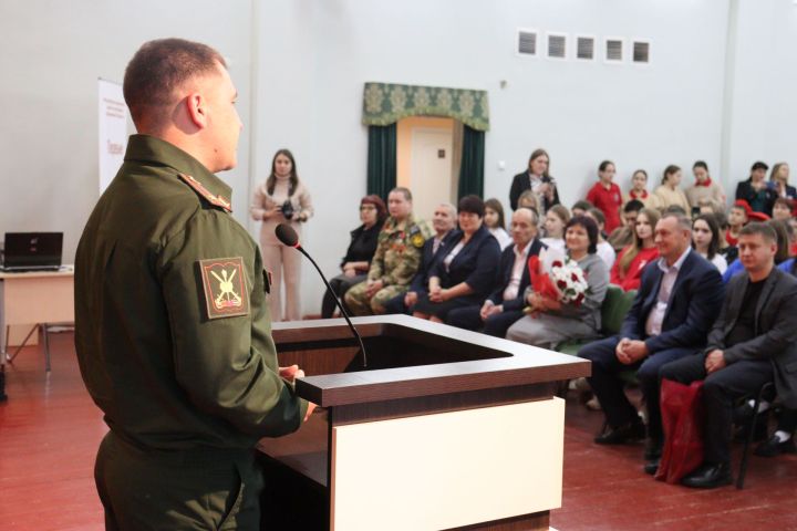 В Алькеевском районе  прошла встреча с Героем России Раилем Габдрахмановым.