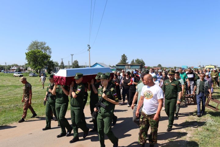 В Сиктерме простились с погибшим в СВО Владиславом Красновым