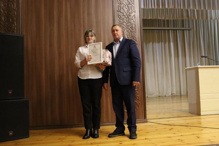 Әлки районында почта бүлеге җитәкчеләре  Мактау грамоталары белән бүләкләнделәр