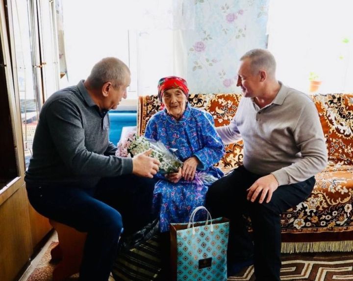 Район башлыгы Александр Никошин 100 яшьлек әлкилеләрне бәйрәм белән котлады