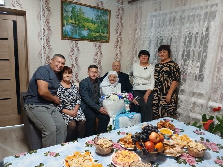Татар Әхмәте авылында яшәүче Фруния Шәмсиевага 90 яшь тулды