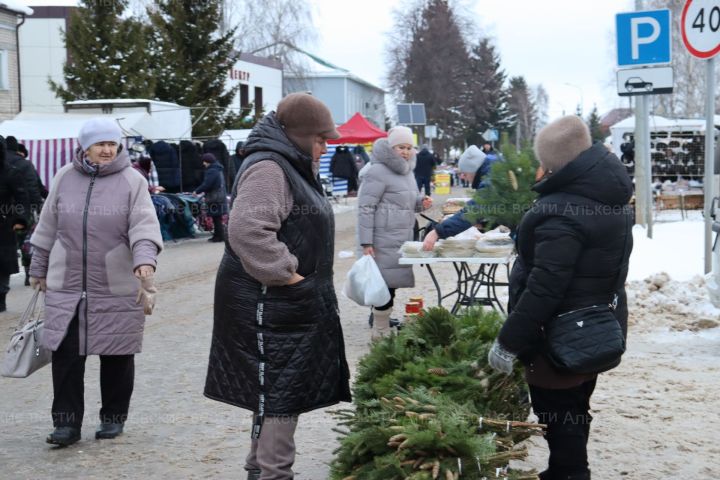 В центре Базарных Матак прошла масштабная шумная предновогодняя ярмарка
