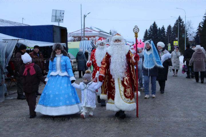 В центре Базарных Матак прошла масштабная шумная предновогодняя ярмарка