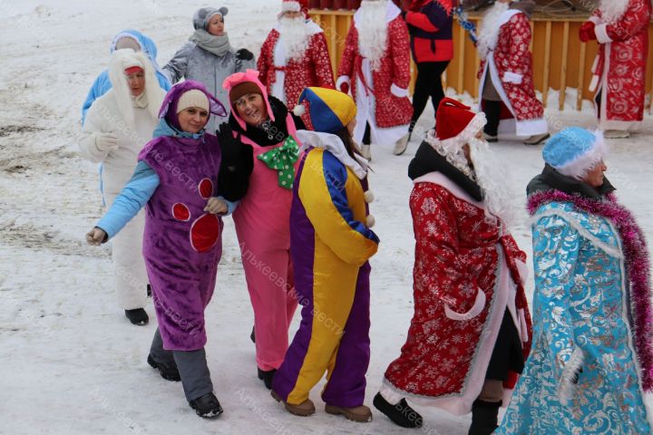 В Базарных Матаках прошел парад Дед Морозов и Снегурочек