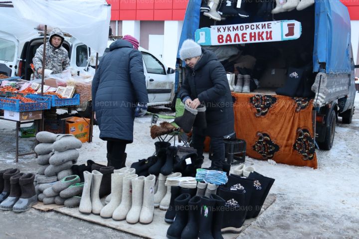 В центре Базарных Матак прошла масштабная шумная предновогодняя ярмарка