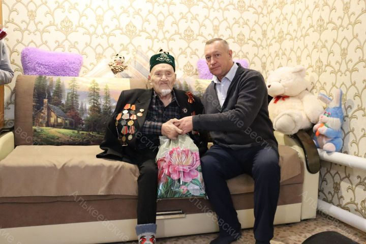 Район башлыгы Александр Никошин Бөек Ватан сугышы ветераны Хазыйм Фәхретдинов янында булды