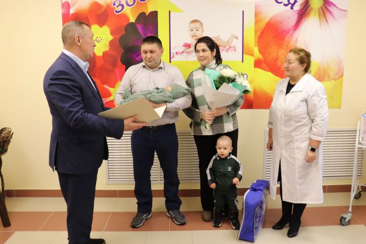 Әлки районындагы беренче сабыйга Александр Никошин туу турында таныклык тапшырды
