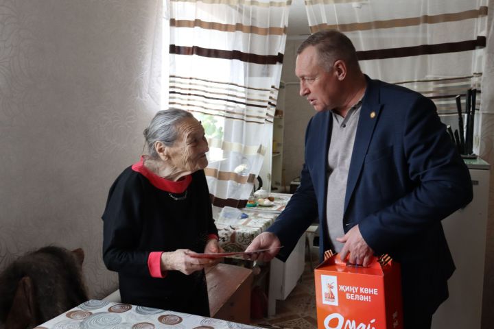 Әлки районында Бөек Җиңүнең 80 еллыгы уңаеннан бүләкләр тапшырдылар