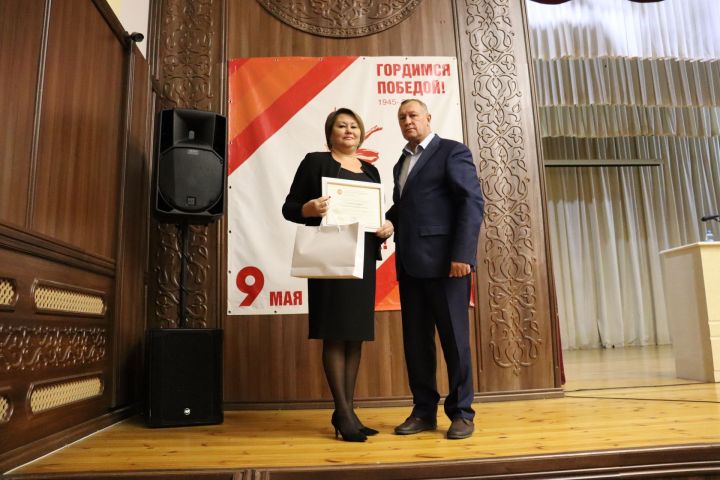 Эльвира Нуруллина ТР Мәгариф һәм фән министрлыгының Рәхмәт хаты белән бүләкләнде