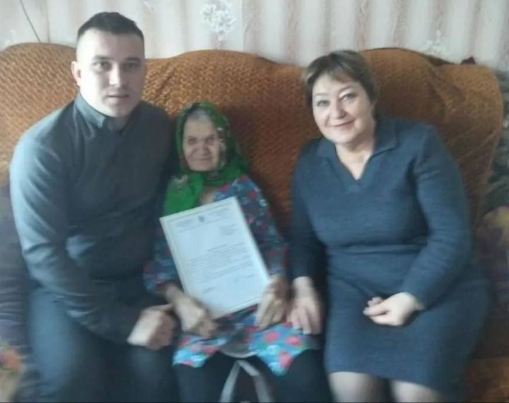 Тыл хезмәтчәне Гөлнур Галимованы 90 яшьлек юбилее белән котладылар