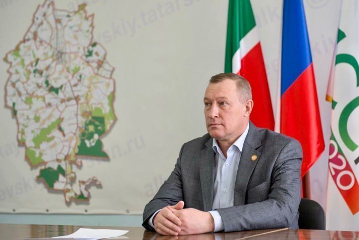 Глава Алькеевского муниципального района Александр Никошин поздравляет с праздником