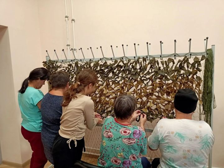 В Нижнеалькеевском доме культуры плетут маскировочные сети