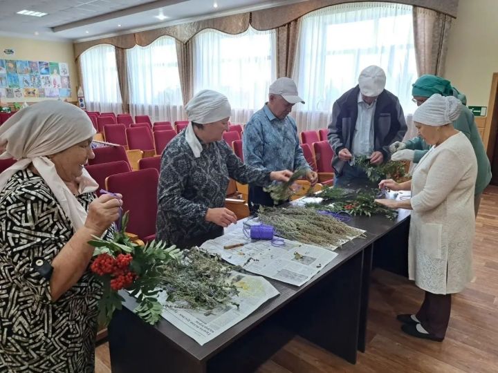 В Каргополе прошёл мастер‑класс по созданию панно из трав