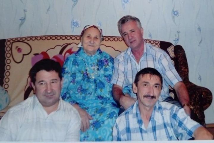 «Әнием исән булса, мин дә иң купшы чәчәк бәйләмен аңа алган булыр идем»