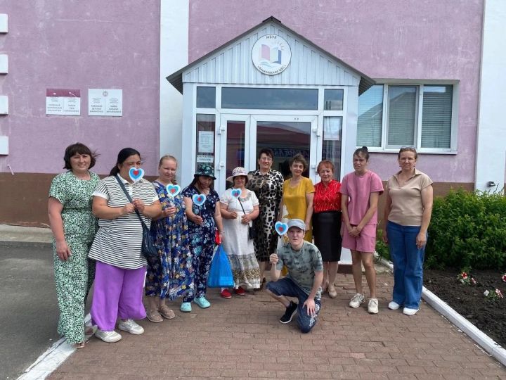В Центральной библиотеке в преддверии Дня России приняли дорогих гостей