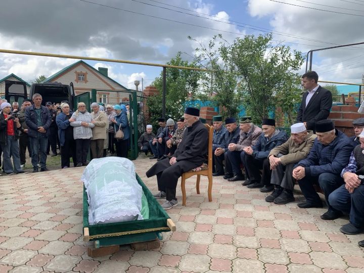 “Шәһри Казан” газетасы редакциясе белән җитәкчелек иткән Радик Сабировны соңгы юлга озаттык