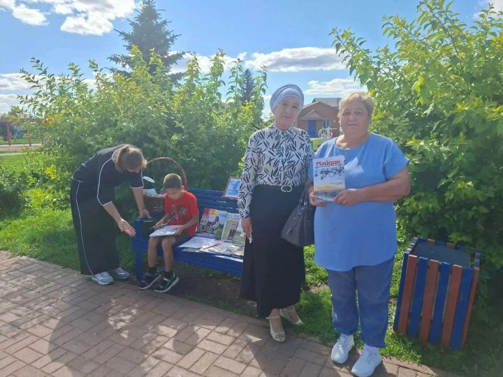 Центральный парк в Базарных Матаках превратился в читальный зал под открытым небом