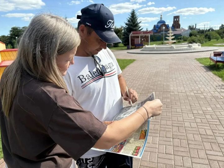 Центральный парк в Базарных Матаках превратился в читальный зал под открытым небом