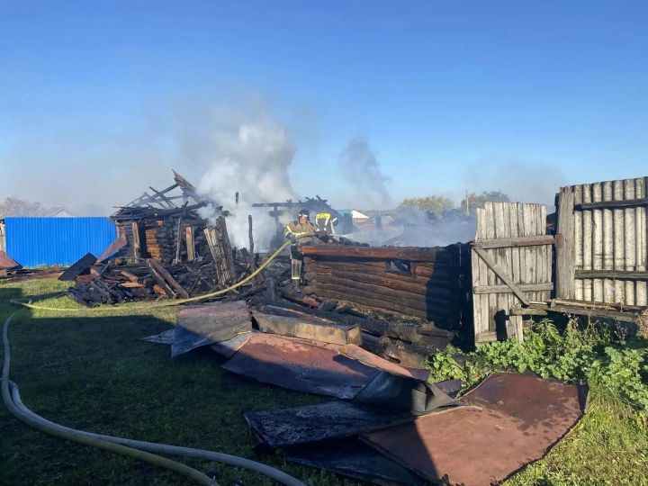 В селе Старая Тахтала загорелся деревянный сарай