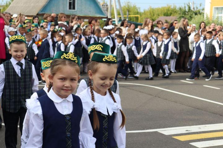 Первый звонок в этом учебном году прозвенел для 555 учащихся Базарно-Матакской средней школы