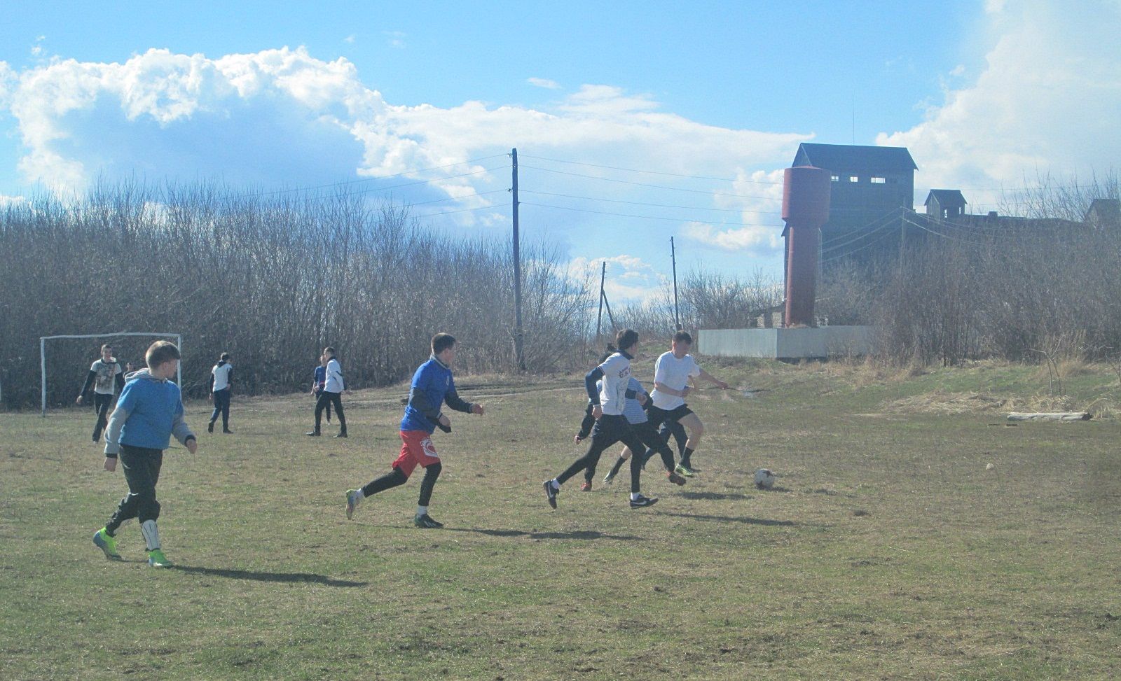 Команда «Ирбис» студенческой молодежи села Аппаково провела футбольный матч, посвятив его 73-летию Великой Победы.