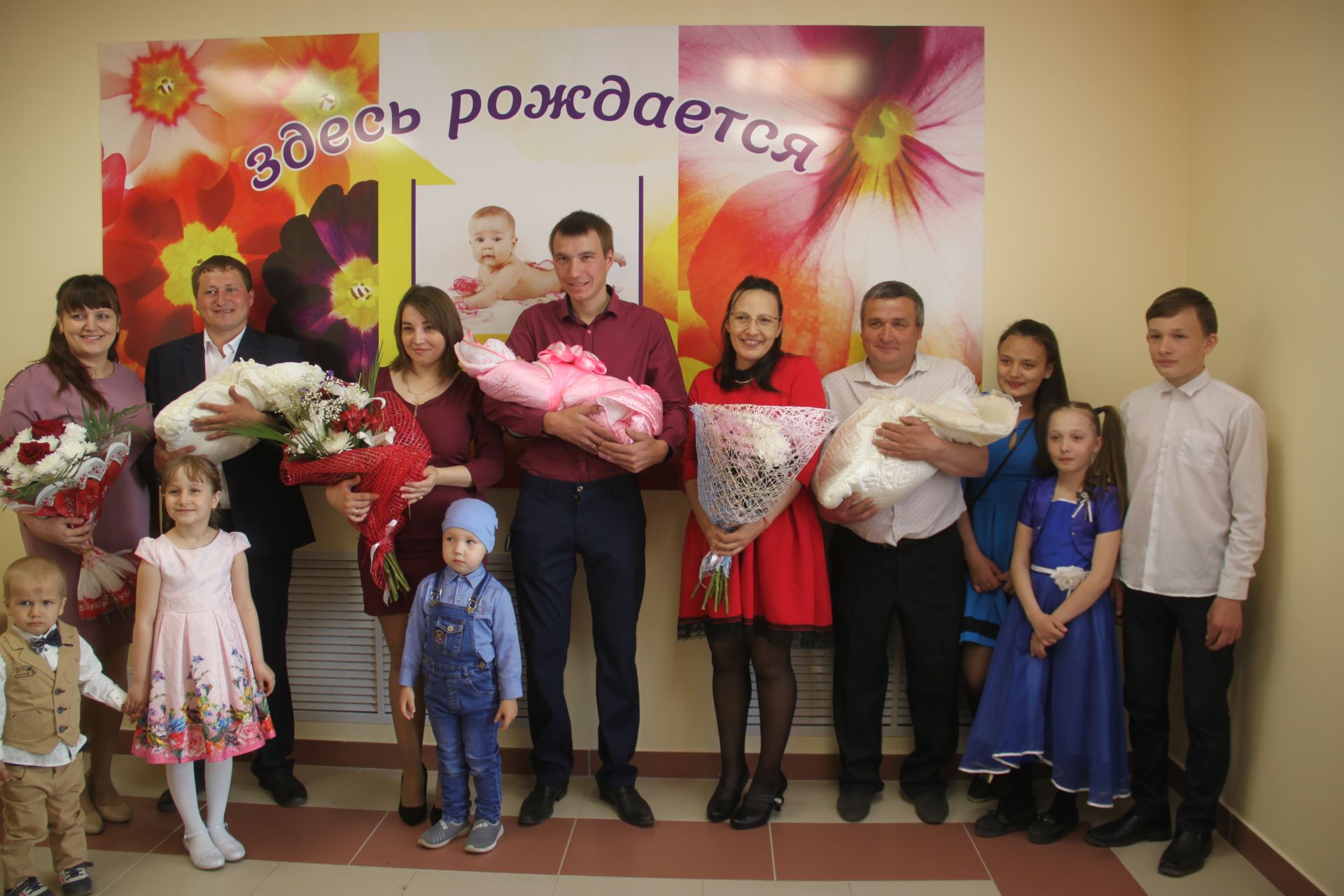 Из родильного отделения Алькеевской районной больницы в преддверие Международного дня семьи выписали сразу трех новорожденных