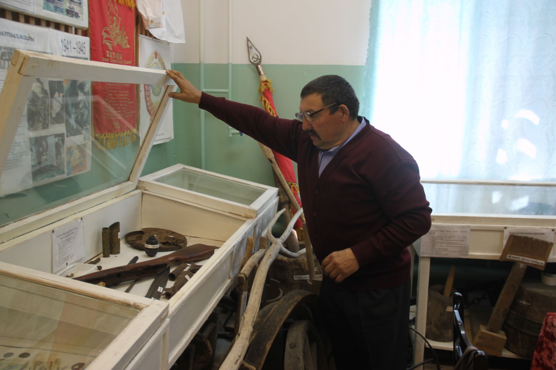 В Старо-Ямкинской школе работает музей под руководством Салима Нуруллина.ФОТО
