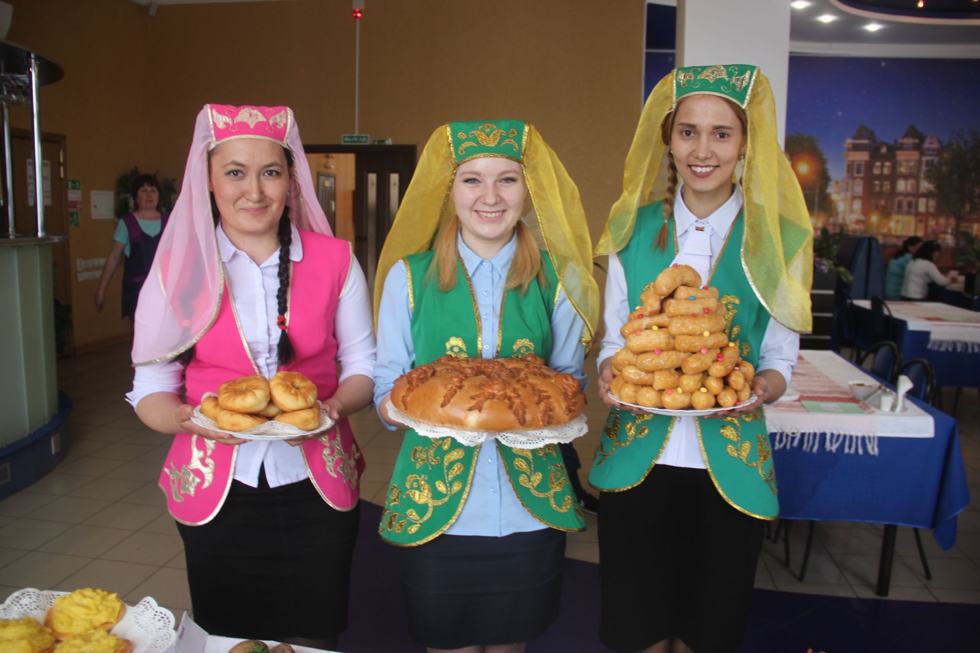 Кафе «Созвездие» в Базарных Матаках  угощало своих гостей татарскими блюдами.ФОТО