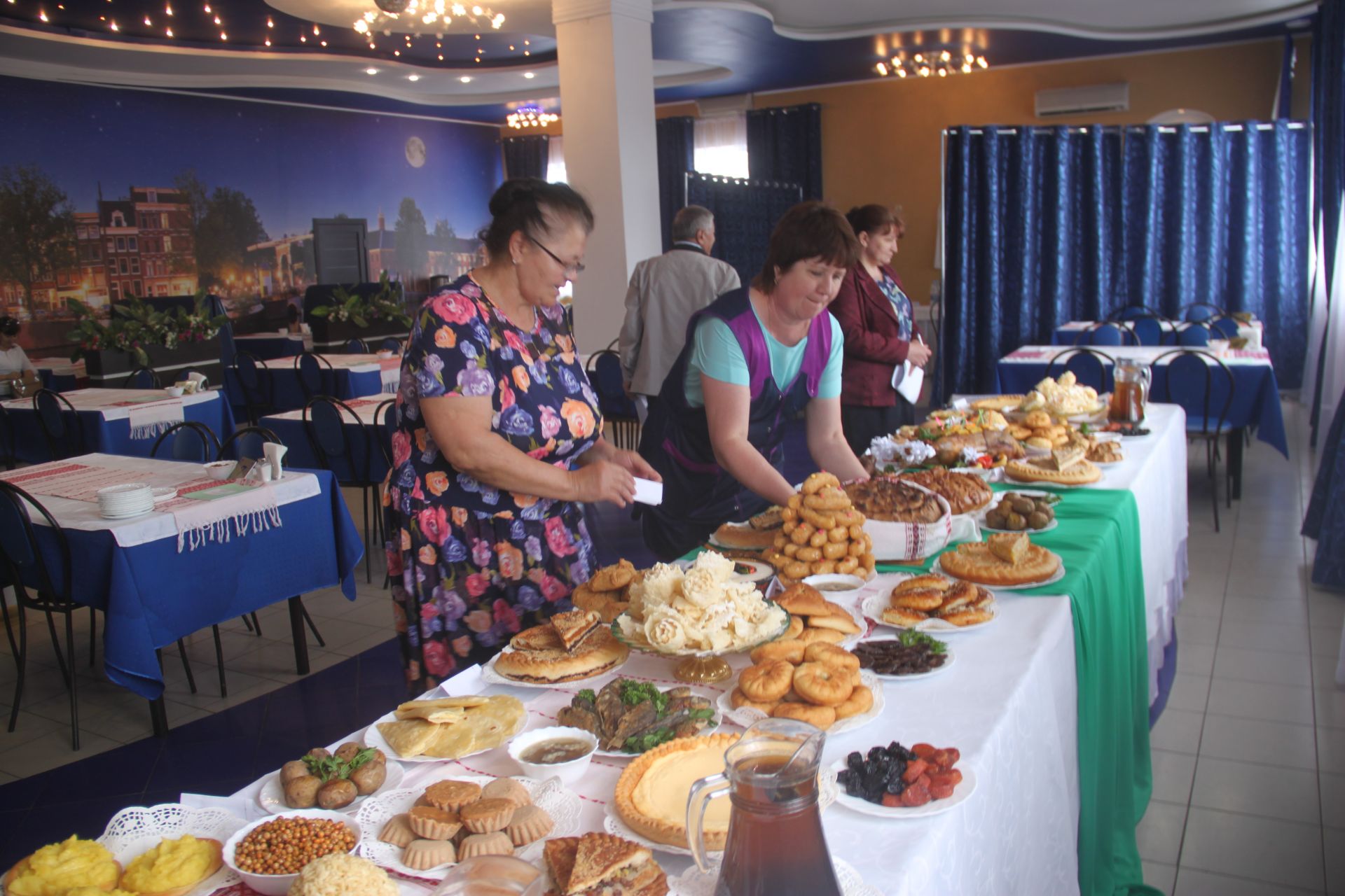 Кафе «Созвездие» в Базарных Матаках  угощало своих гостей татарскими блюдами.ФОТО